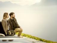 Paar vor Auto mit Gepäck