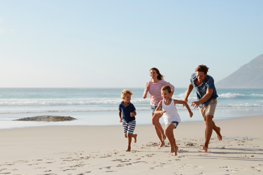 Familie am Strand mit zwei Kindern