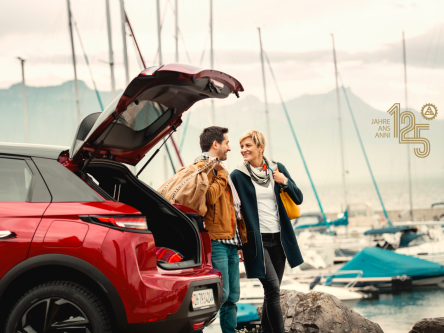 Frau am Flughafen mit Koffer