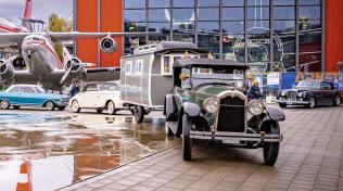 Buick Sportmaster mit Wohnanhänger