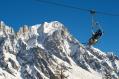 Vom Sessellift in Courmayeur aus sehen Skifans den Mont Blanc. © Vallée d'Aoste Tourisme