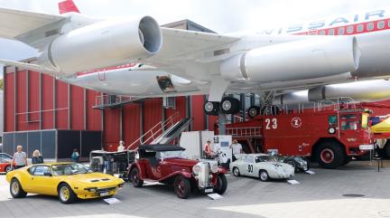Im Schatten einer landenden CV-990 «Coronado»: De Tomaso Pantera, 1972, Lagonda M45, 1935, sowie ein Abarth 750 GT Corsa, 1957 (v.l.) 