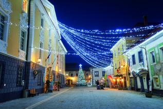 Die Altstadt von Radovljica (Sloweniern) trägt im Dezember ein Festkleid.