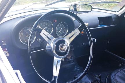 Un cockpit sportif classique avec trois affichages ronds. Et comme il se doit pour une voiture de course, l'affichage le plus important, le compte-tours, est placé au centre.