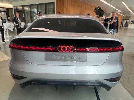 Das Lichtband ist durchgehend und strahlt brilliant mit OLED-Technik