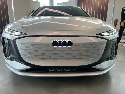 Schmale Frontleuchten prägen die Front mit dem riesigen «Kühlergrill».