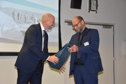 Geschenkübergabe an Jürg Röthlisberger, Direktor des ASTRA