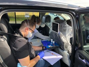 Il veicolo di studio era diventato un laboratorio mobile. Per la sicurezza dei partecipanti e per lo studio, era fondamentale una misurazione costante della glicemia