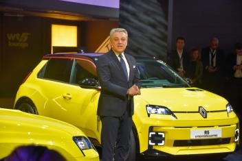 Le PDG du groupe Renault, Luca de Meo, a présenté la R5 entièrement électrique.
