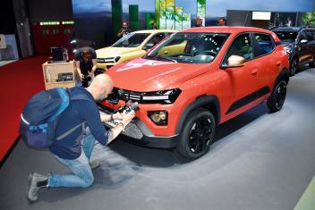 La petite voiture électrique Dacia Spring arbore le nouveau visage de la marque.