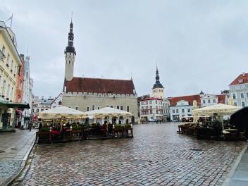 Der mittelalterliche Rathausplatz bildet der Stadtkern Tallinns. 