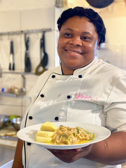 Köchin Keelie präsentiert  Salzfisch in Kokossauce. 