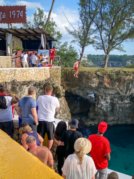 Wagemutig stürzen sich die Klippenspringe in Rick’s Café ins Meer.