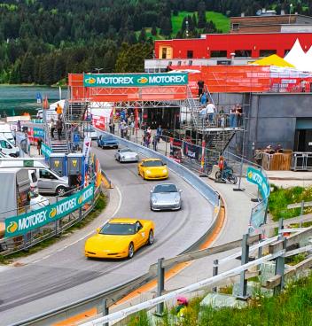 Das ACS Feld fegt voll Rohr über den Circuit.