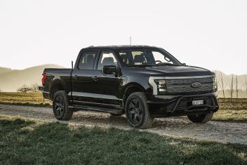 Der Ford F-150 Lightning misst deutlich über sechs Meter.