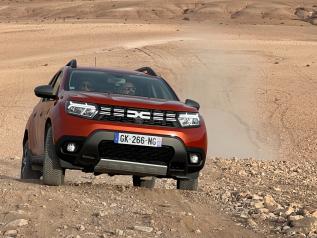 Le Dacia Duster (2023) en route dans le désert de pierre d'Agafay.