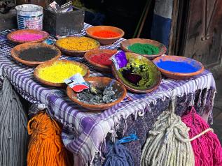 Couleurs de base pures pour teindre les tissus dans le souk.