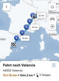 Die Hersteller-App zeigt im Routenplan von Bern nach Valencia (E) 5 Stopps zum Aufladen an. Diese Daten können direkt an das Navigationssystem im Auto gesendet werden.