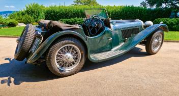 Die Karosserie ist reich übersäht mit Patina.