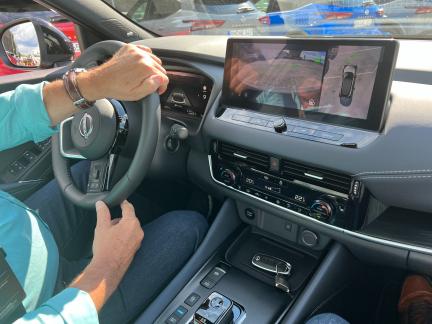 La terza generazione della Qashqai è dotata di due grandi display digitali