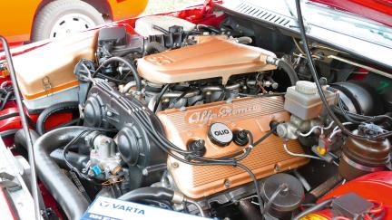 Ein prächtiger 3.0 Liter V6-Motor schlummert unter der Kunststoffhaube im Alfa.