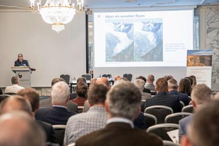 I rappresentanti di diversi Paesi europei hanno discusso i problemi del traffico merci transalpino all'Hotel Schweizerhof di Berna.