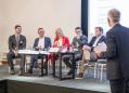 Martin Bütikofer moderierte das Podiumsgespräch mit (von links) Benjamin Giezendanner, (Nationalrat Kanton Aargau), Dr. André Kirchhofer (Vizedirektor ASTAG), Esther Keller (Vorsteherin Verkehrsdepartement Kanton Basel-Stadt), Martino Colombo (Leiter Abteilung Mobilität Kanton Tessin) und Jon Pult (Nationalrat Kanton Graubünden).