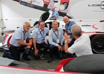 Foto di gruppo con politici di spicco (da sinistra): Peter Weigelt, ex Consigliere nazionale; Jakob Stark, Consigliere di Stato; Hannes Germann, Consigliere nazionale; e Thomas Hurter, Presidente centrale dell’ACS. Sullo sfondo Andreas Michel, presidente della Commissione nazionale dello sport