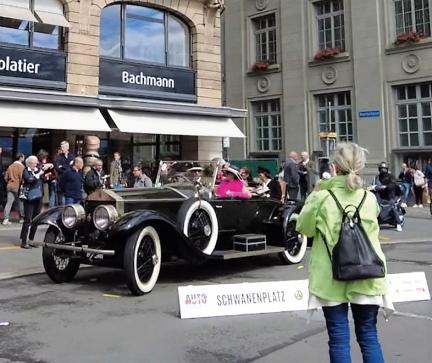 Der Publikums-Sieger, ein Rolls-Royce 40/50 HP Silver Ghost, 1922, begeistert die Passanten am Schwanenplatz