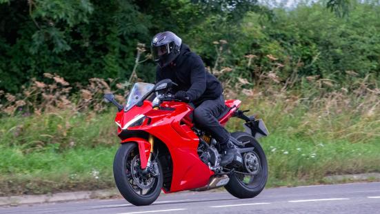 Jugendlicher Motorradfahrer