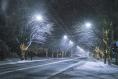 Aussi poétique que se présente l’hiver – de nombreuses sources d’éclairage différents vous éblouissent et se reflètent sur la chaussée glacée. Il faut donc conduire avec prudence.