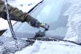 Grattez abondamment les vitres tout autour du véhicule et enlevez la neige. À défaut, vous risquez une amende.